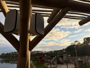 Intégration audio discrète dans un restaurant avec enceintes invisibles et ambiance sonore maîtrisée