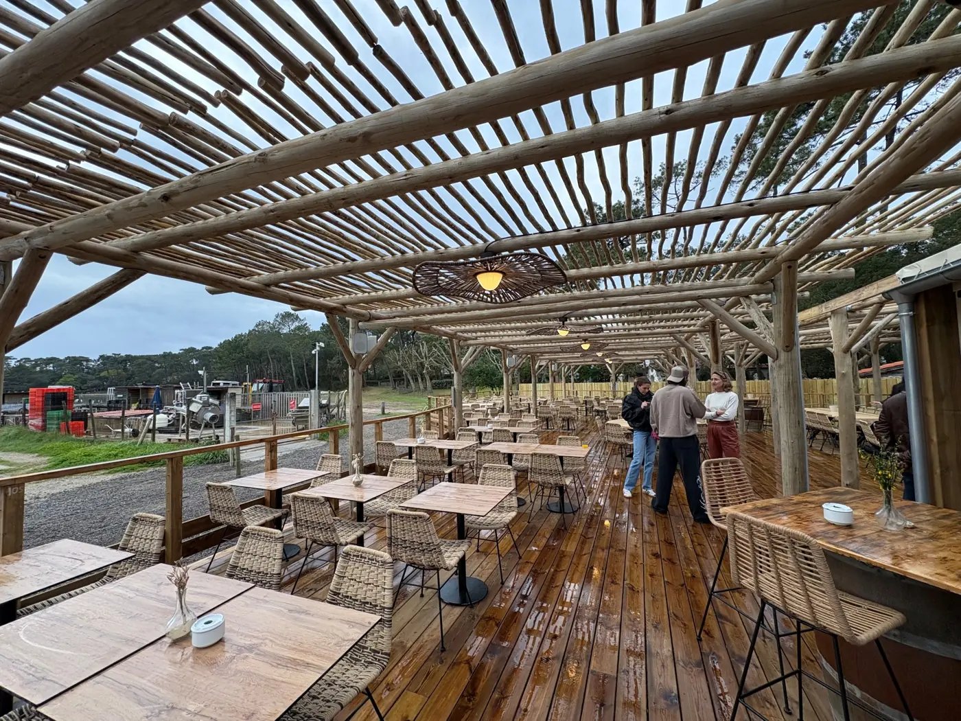 Enceinte extérieure en forme de rocher intégrée sur une terrasse de restaurant