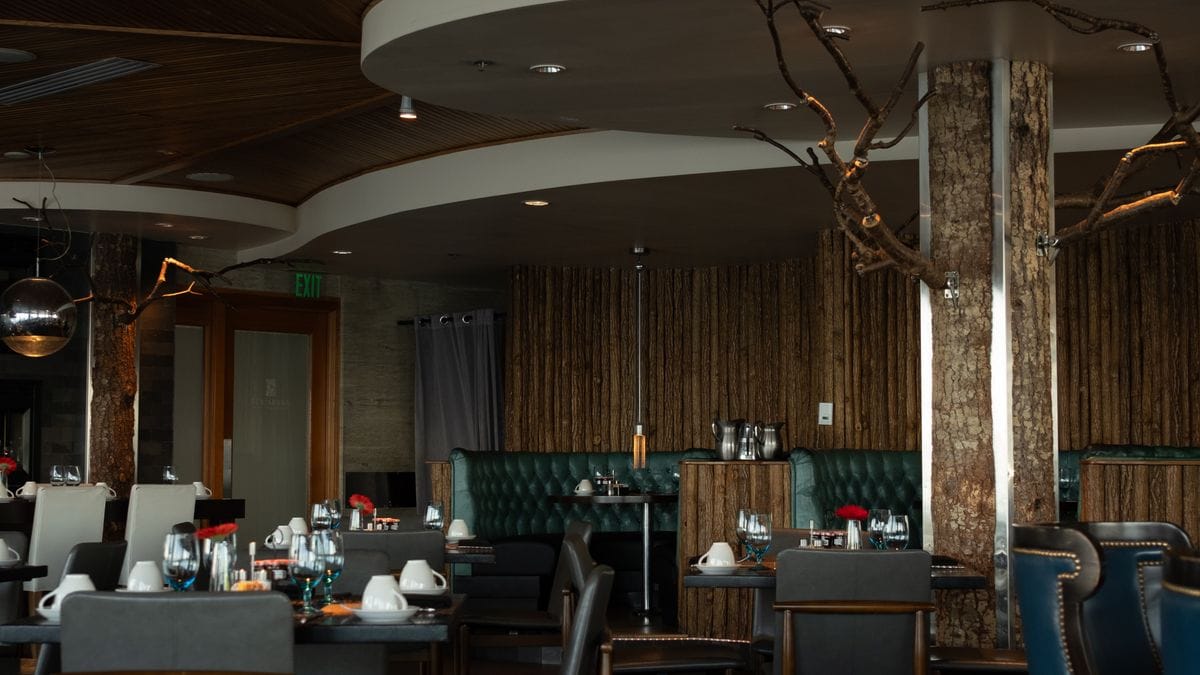 Salle de restaurant avec parois et plafond en bois, traitement acoustique integre