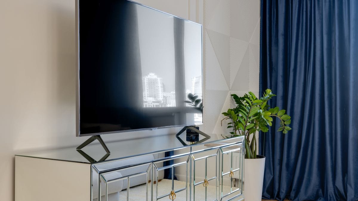 Téléviseur intégré dans le mobilier d'une pièce de vie